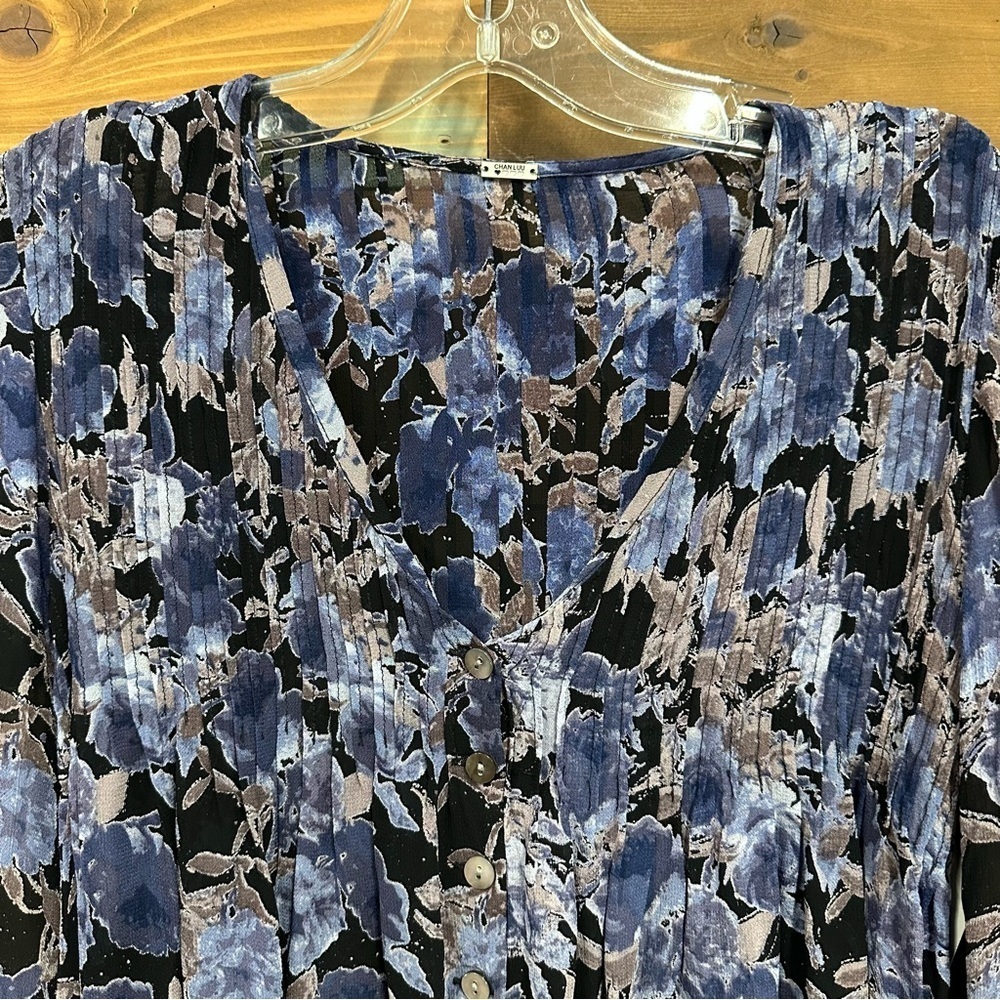 Chan Luu blue floral blouse XS long sleeve pintuck V-neck long sleeve Boho - Picture 2 of 13